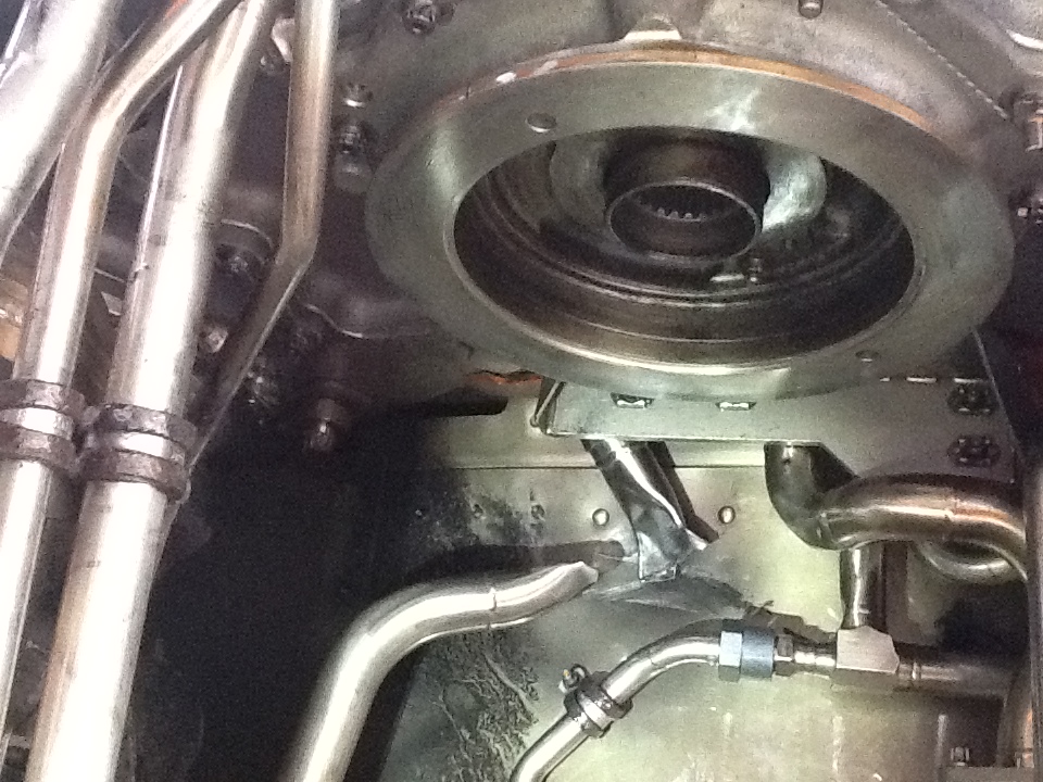 Figure 1: Damage to oil pipes visible after removal of the starter